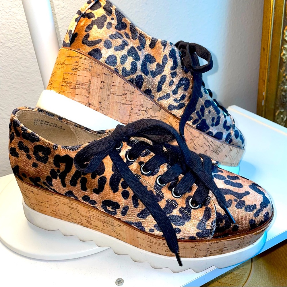 Bamboo leopard platform shoes. Size 9.